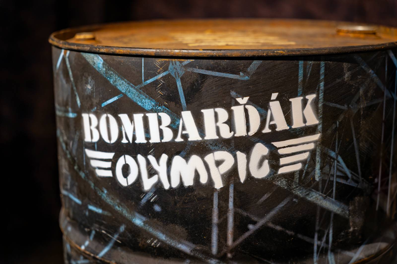 Olympic pokřtil nové album benzinem, kmotrem Bombarďáka se stala Lucie