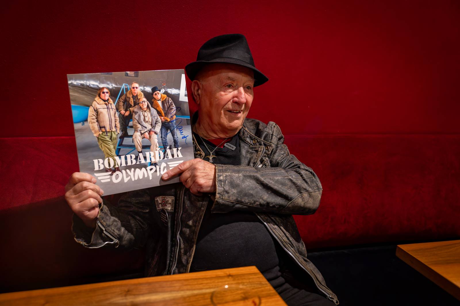 Olympic pokřtil nové album benzinem, kmotrem Bombarďáka se stala Lucie