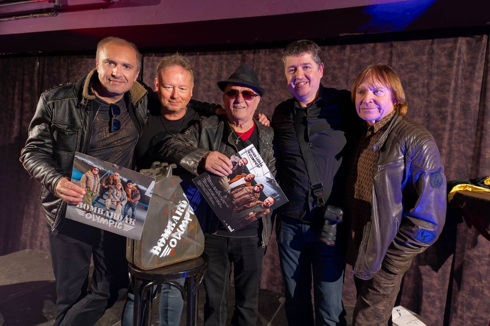 Olympic pokřtil nové album benzinem, kmotrem Bombarďáka se stala Lucie