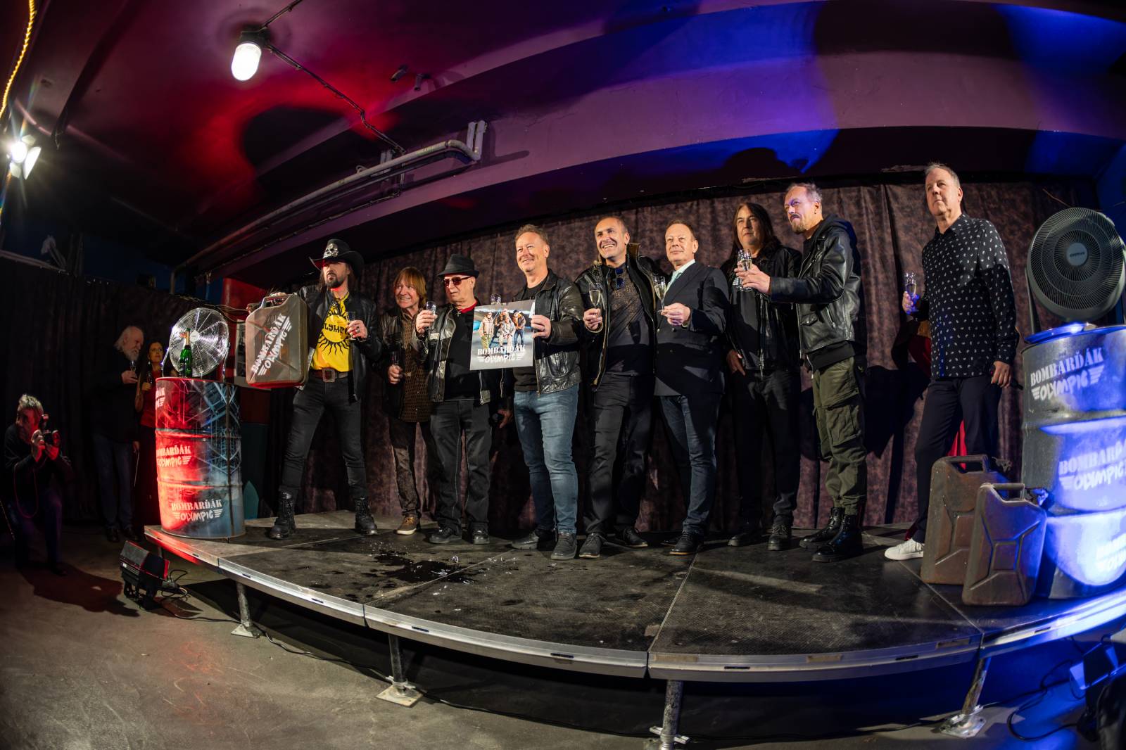 Olympic pokřtil nové album benzinem, kmotrem Bombarďáka se stala Lucie