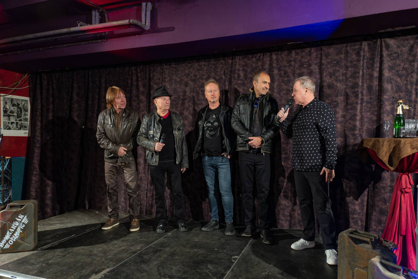 Olympic pokřtil nové album benzinem, kmotrem Bombarďáka se stala Lucie