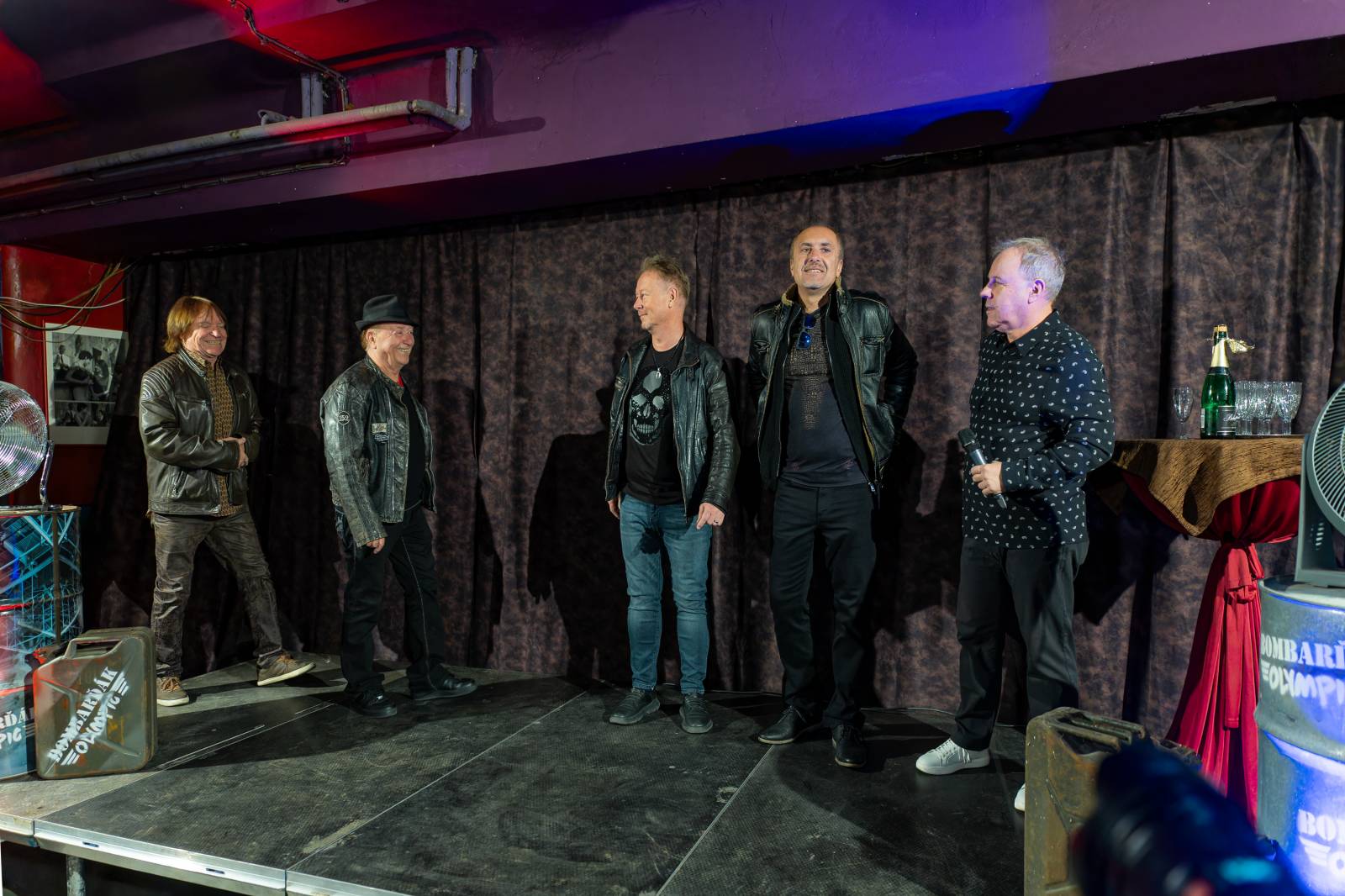 Olympic pokřtil nové album benzinem, kmotrem Bombarďáka se stala Lucie