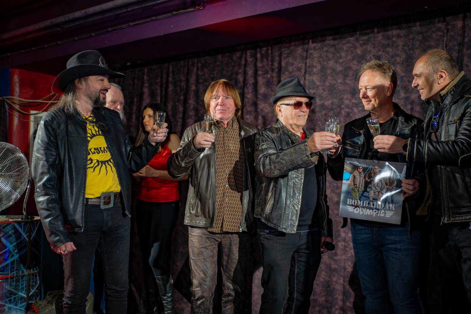 Olympic pokřtil nové album benzinem, kmotrem Bombarďáka se stala Lucie