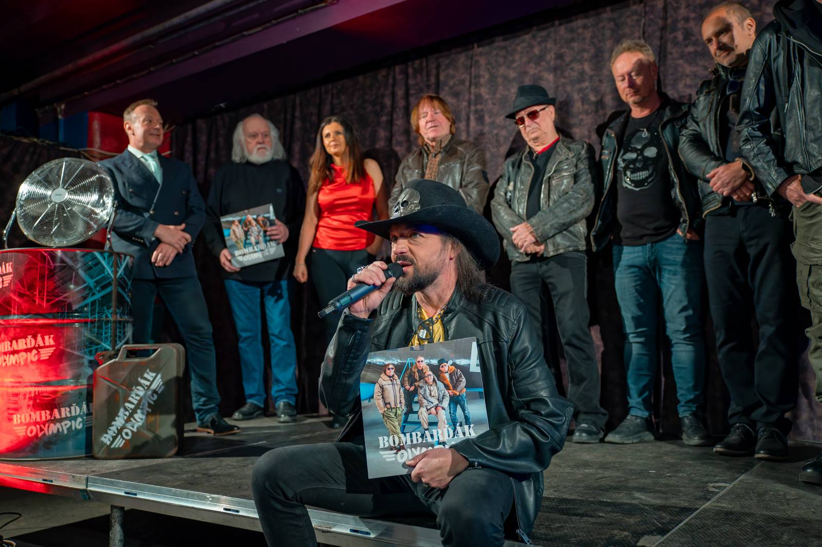 Olympic pokřtil nové album benzinem, kmotrem Bombarďáka se stala Lucie