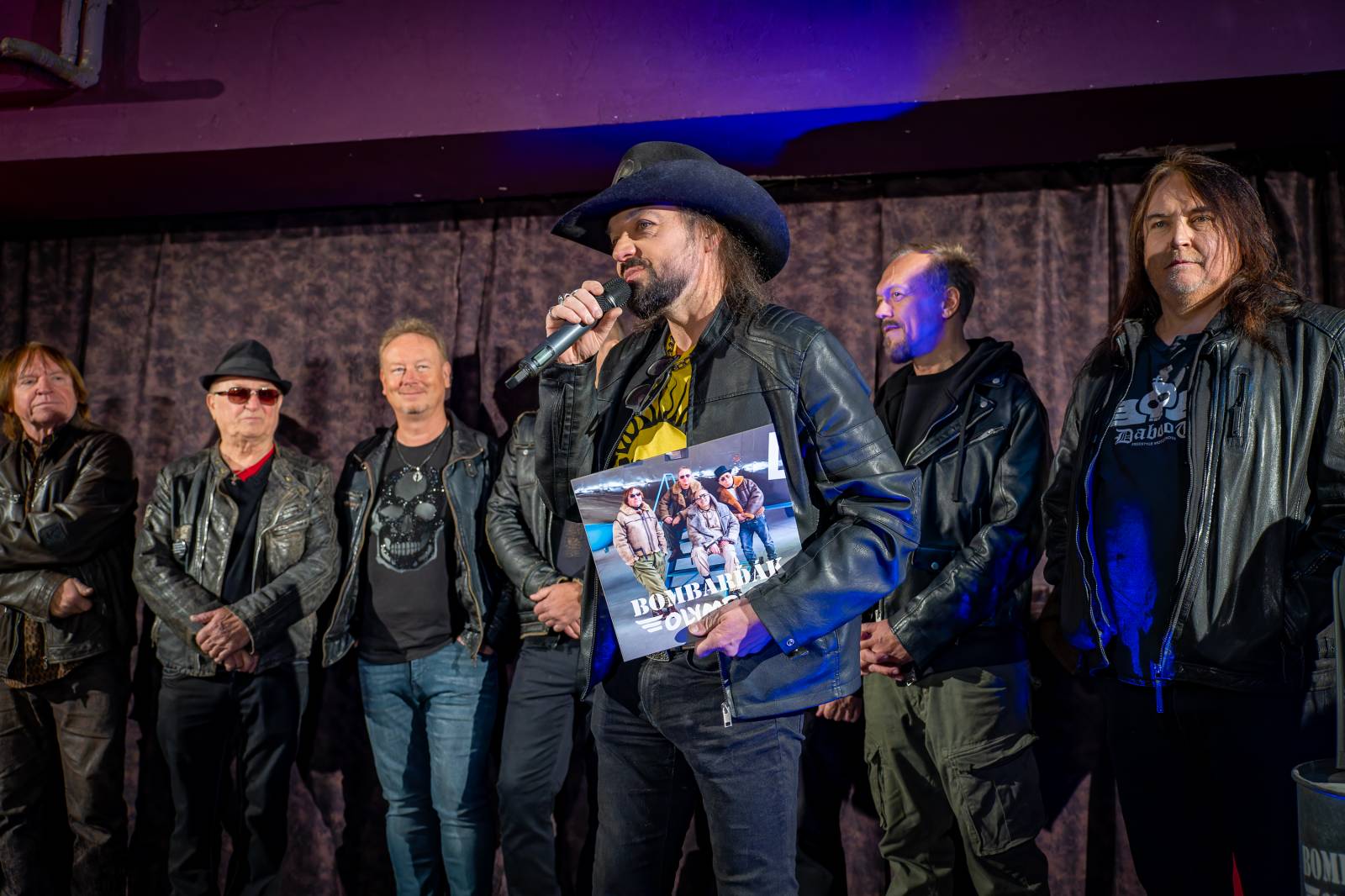 Olympic pokřtil nové album benzinem, kmotrem Bombarďáka se stala Lucie