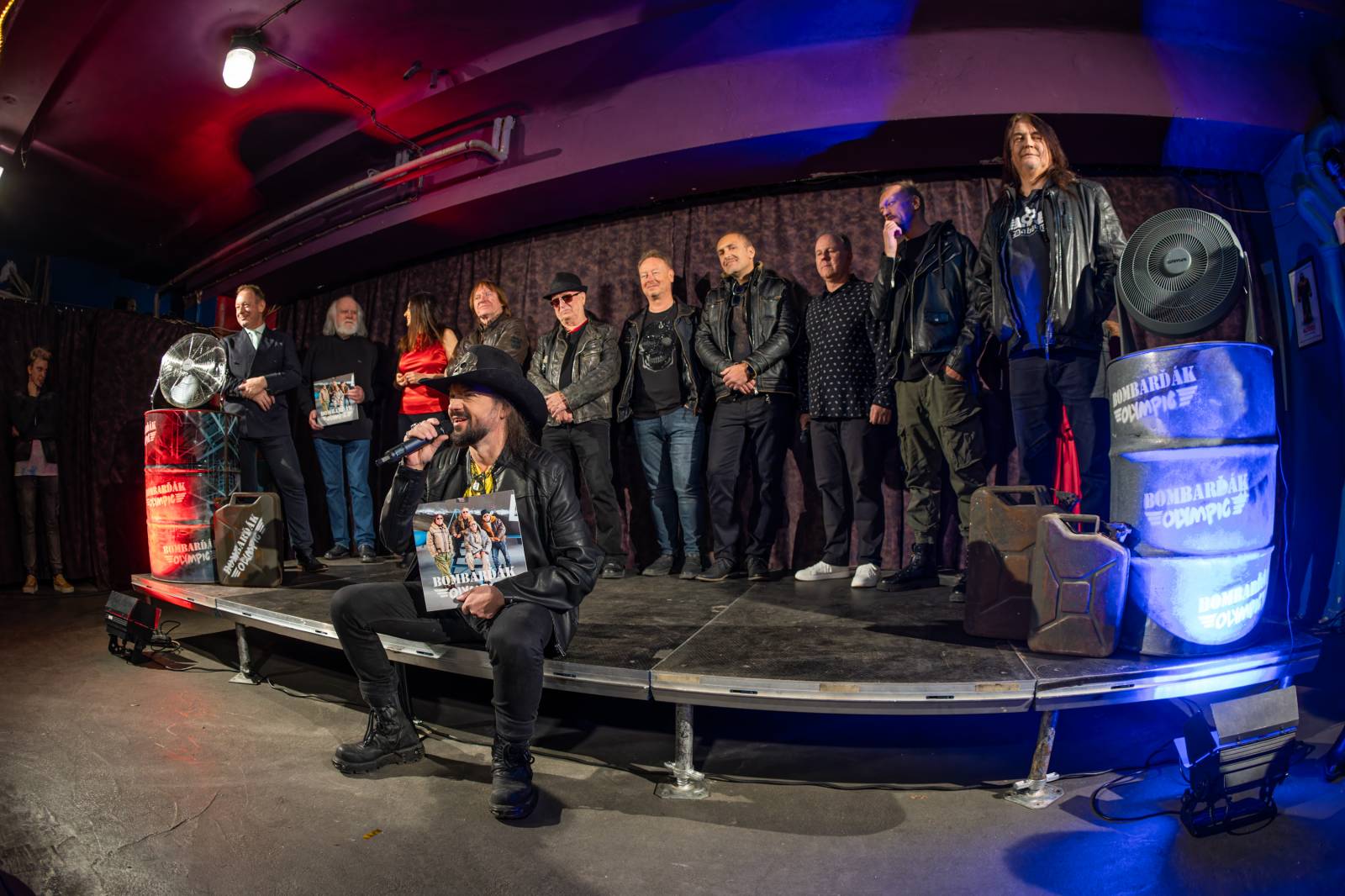 Olympic pokřtil nové album benzinem, kmotrem Bombarďáka se stala Lucie