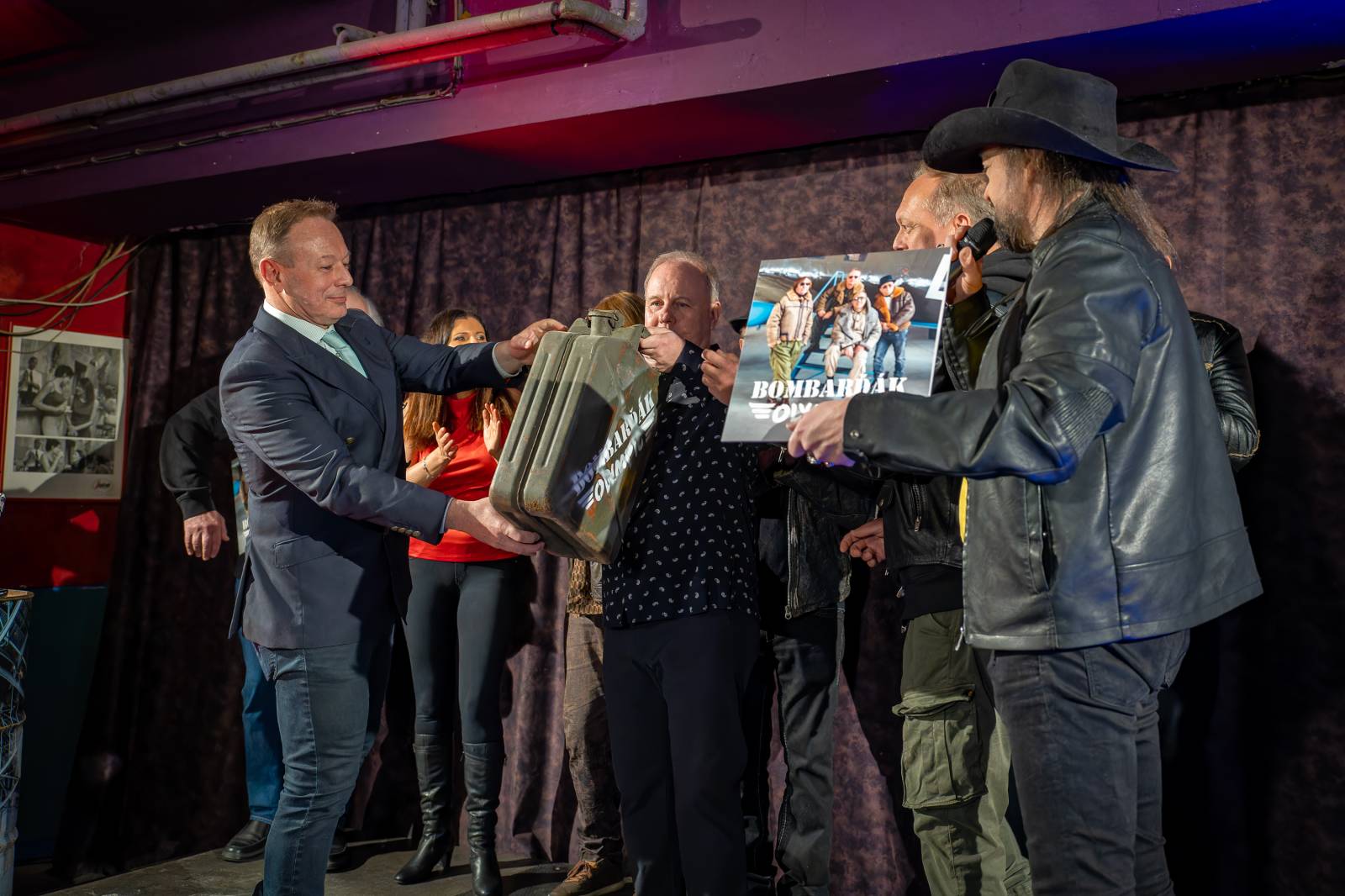 Olympic pokřtil nové album benzinem, kmotrem Bombarďáka se stala Lucie