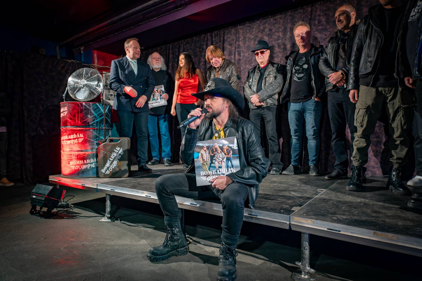 Olympic pokřtil nové album benzinem, kmotrem Bombarďáka se stala Lucie