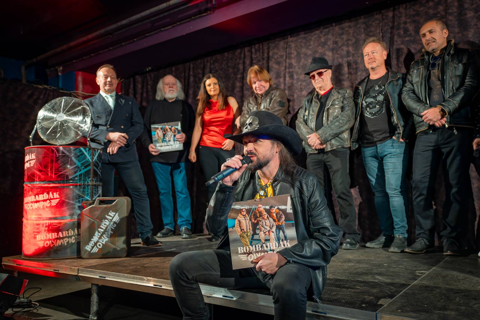 Olympic pokřtil nové album benzinem, kmotrem Bombarďáka se stala Lucie