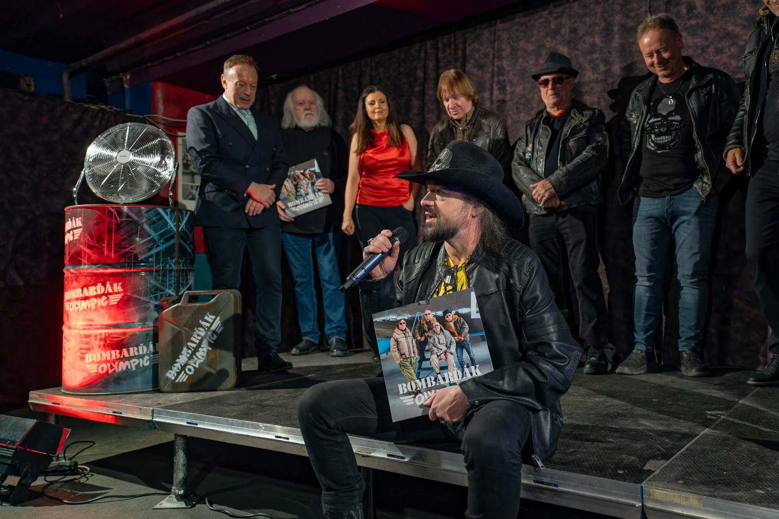 Olympic pokřtil nové album benzinem, kmotrem Bombarďáka se stala Lucie