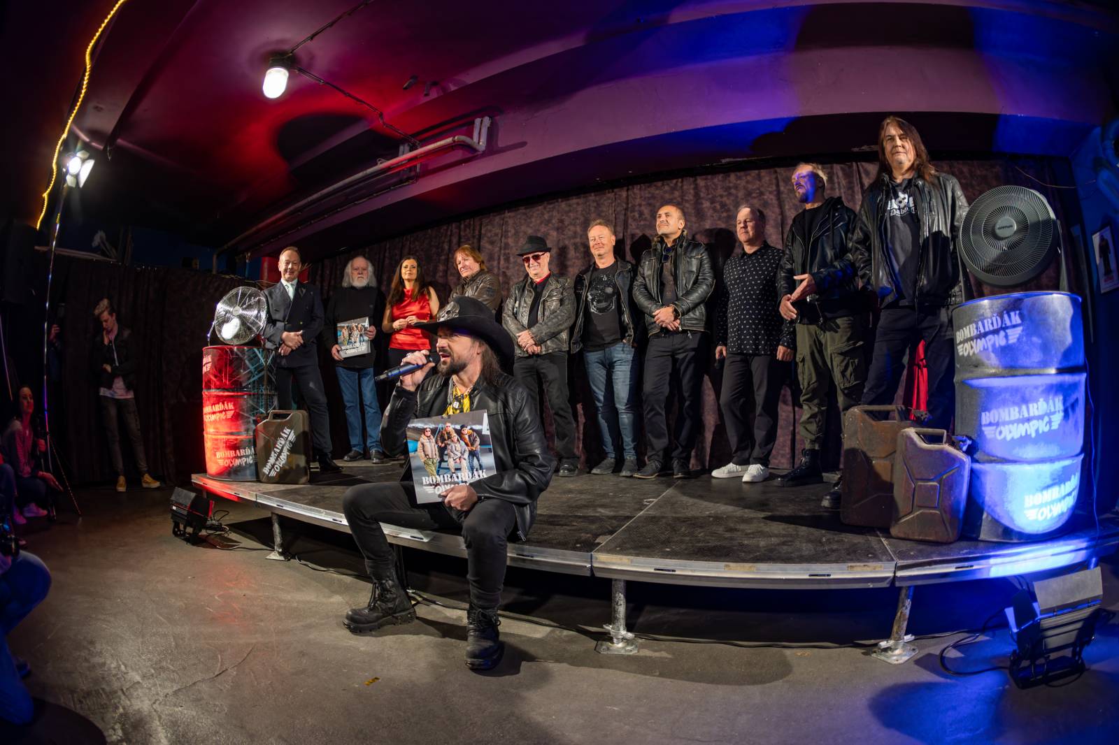 Olympic pokřtil nové album benzinem, kmotrem Bombarďáka se stala Lucie