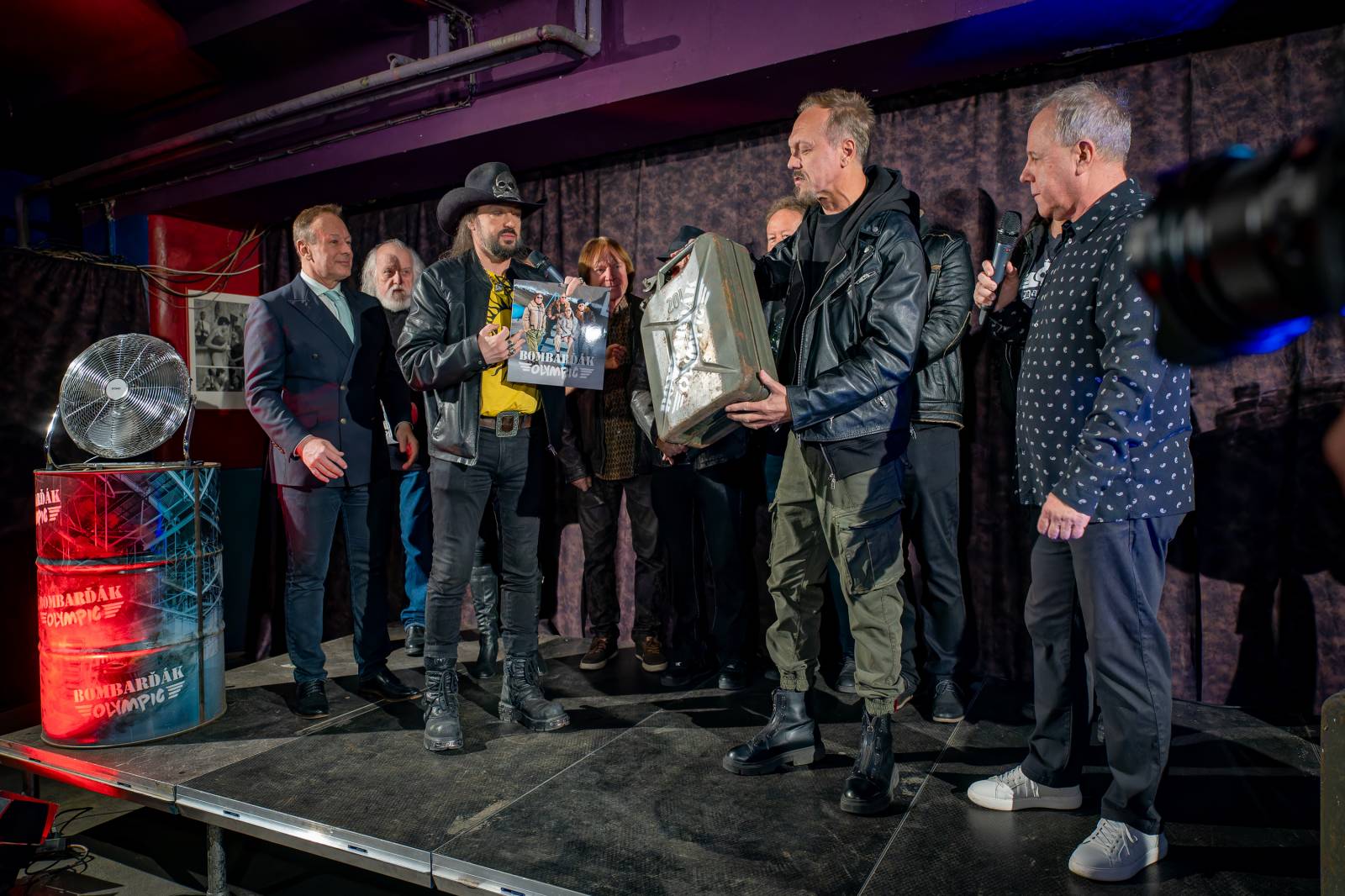 Olympic pokřtil nové album benzinem, kmotrem Bombarďáka se stala Lucie