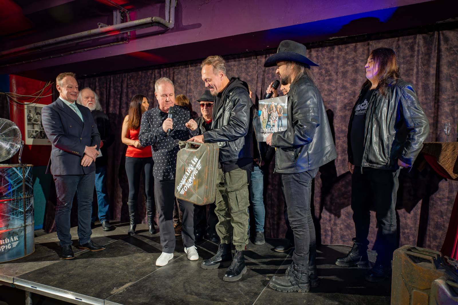 Olympic pokřtil nové album benzinem, kmotrem Bombarďáka se stala Lucie