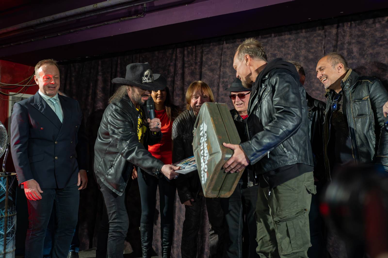 Olympic pokřtil nové album benzinem, kmotrem Bombarďáka se stala Lucie