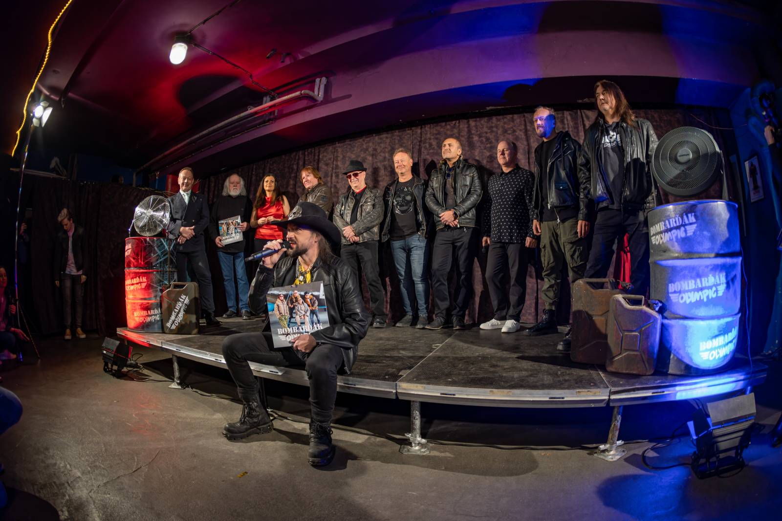 Olympic pokřtil nové album benzinem, kmotrem Bombarďáka se stala Lucie