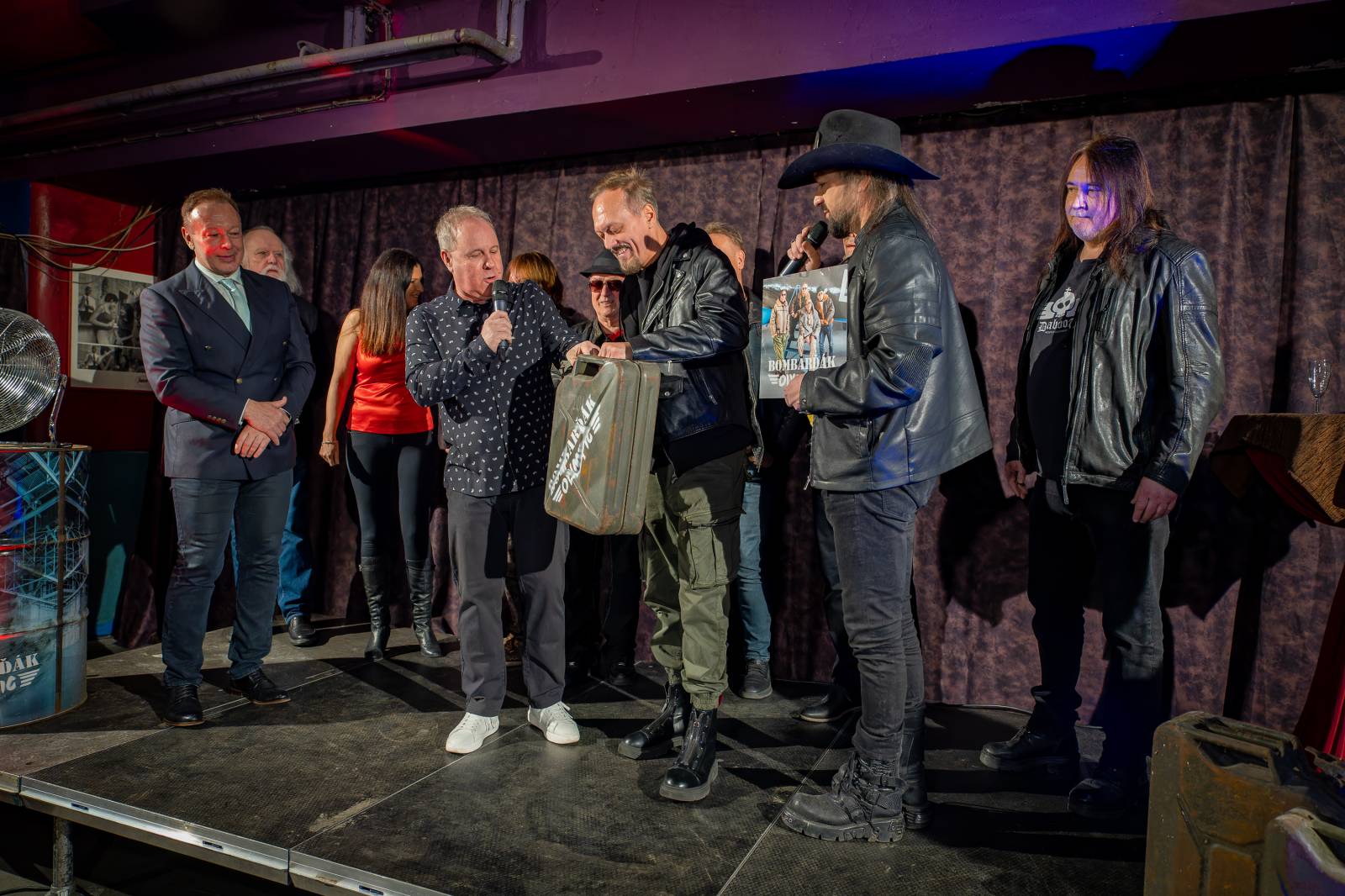 Olympic pokřtil nové album benzinem, kmotrem Bombarďáka se stala Lucie