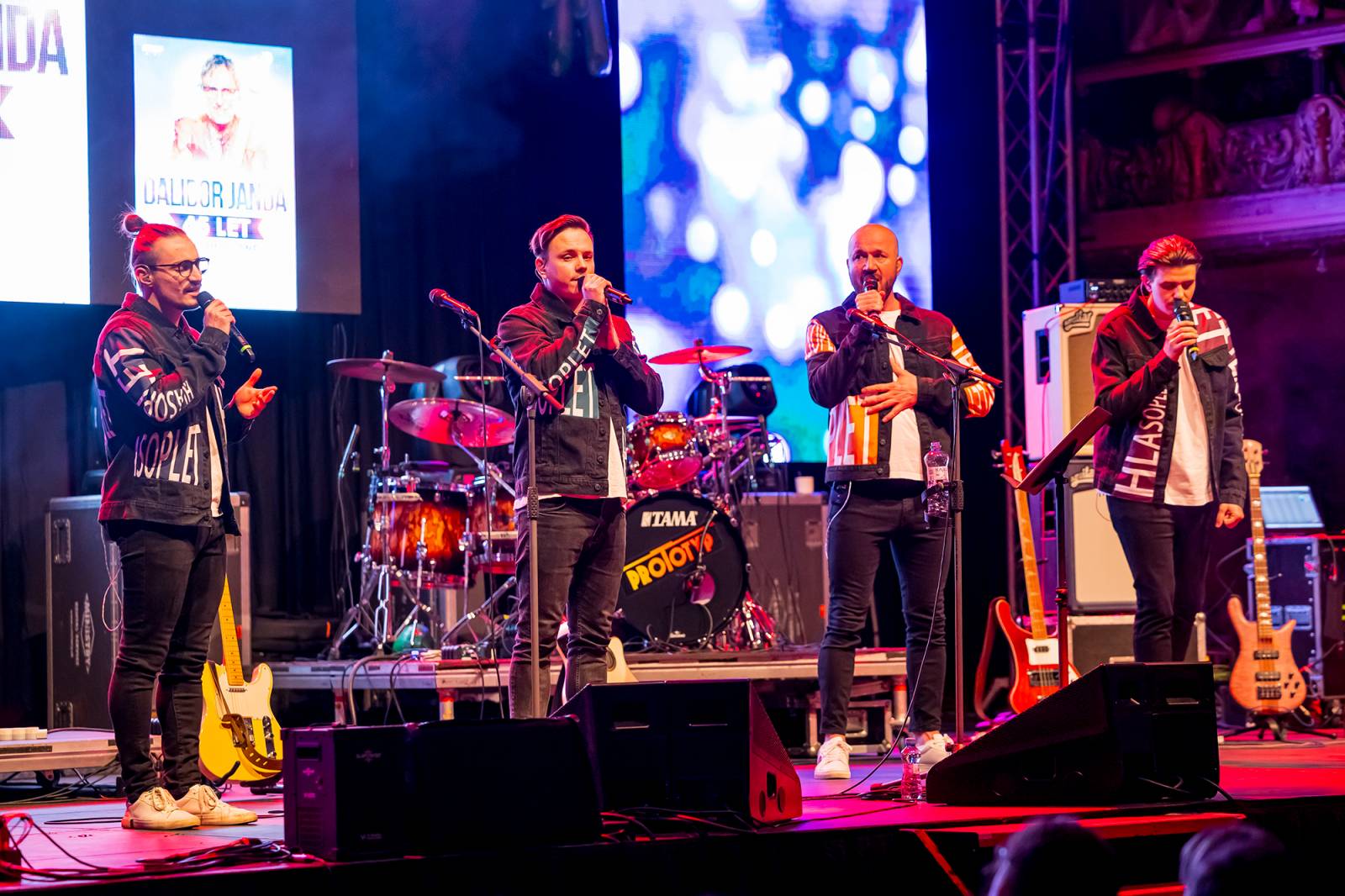 Dalibor Janda oslavil 45 let na scéně, Lucernu rozezpíval svými hity