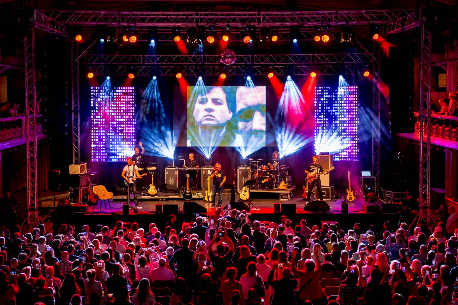 Dalibor Janda oslavil 45 let na scéně, Lucernu rozezpíval svými hity