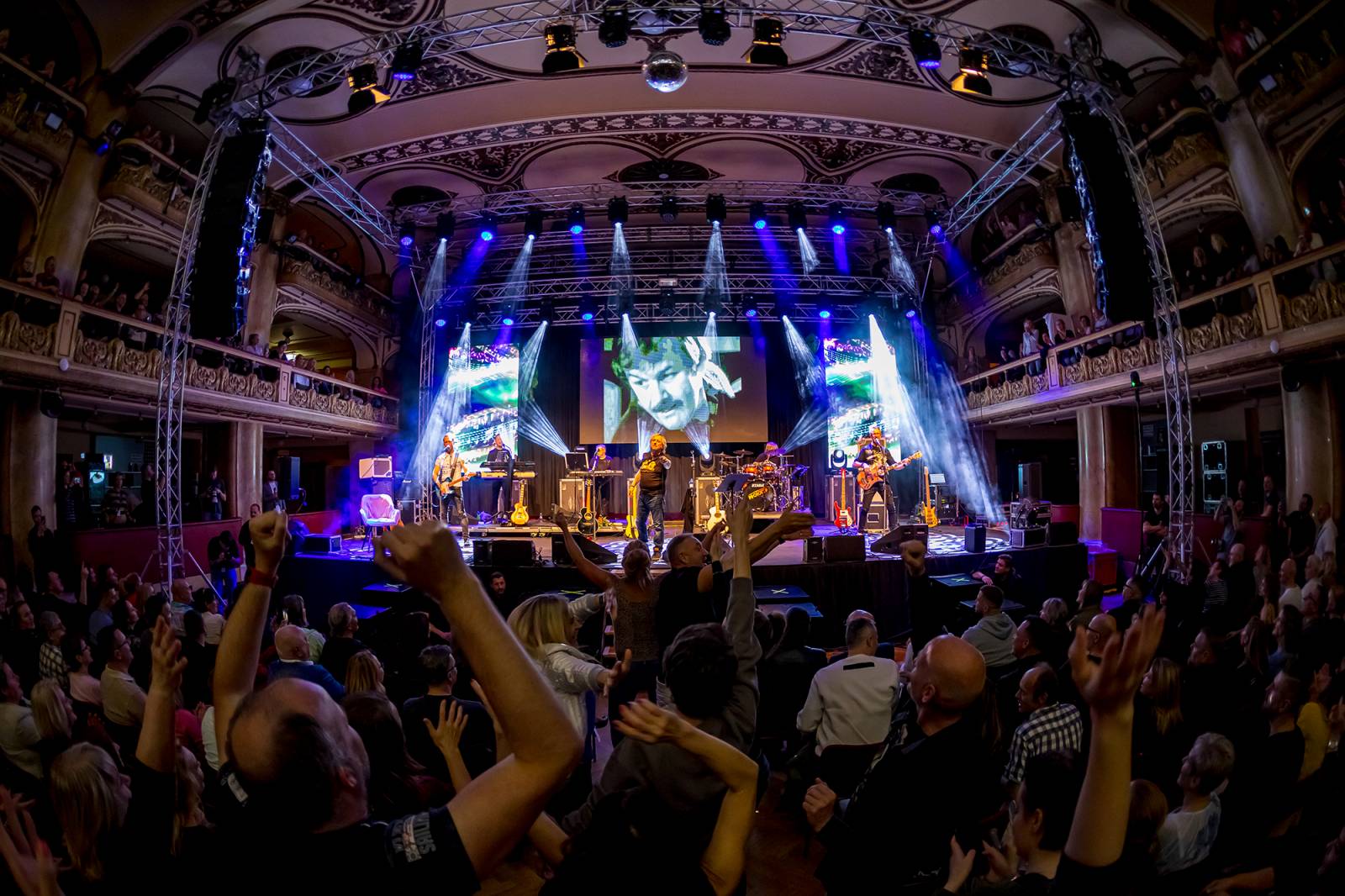 Dalibor Janda oslavil 45 let na scéně, Lucernu rozezpíval svými hity