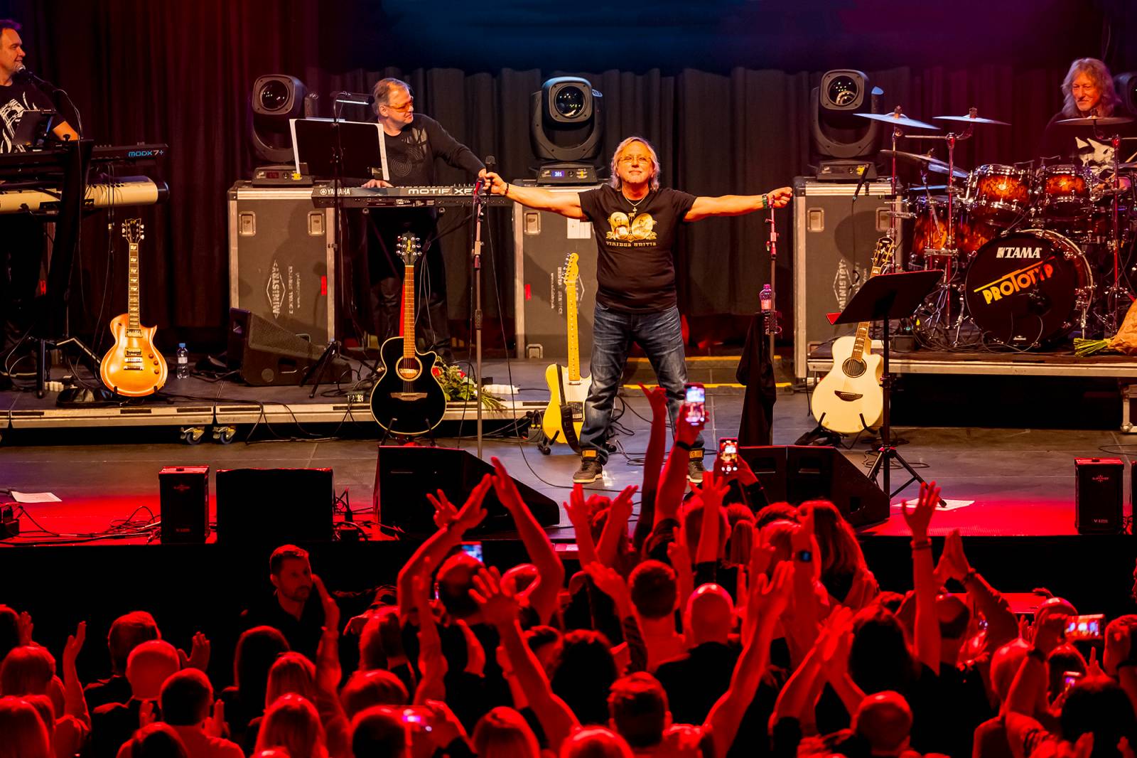 Dalibor Janda oslavil 45 let na scéně, Lucernu rozezpíval svými hity