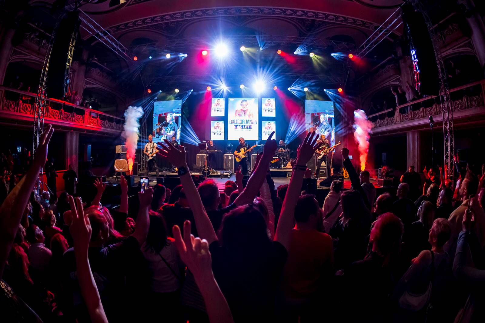 Dalibor Janda oslavil 45 let na scéně, Lucernu rozezpíval svými hity