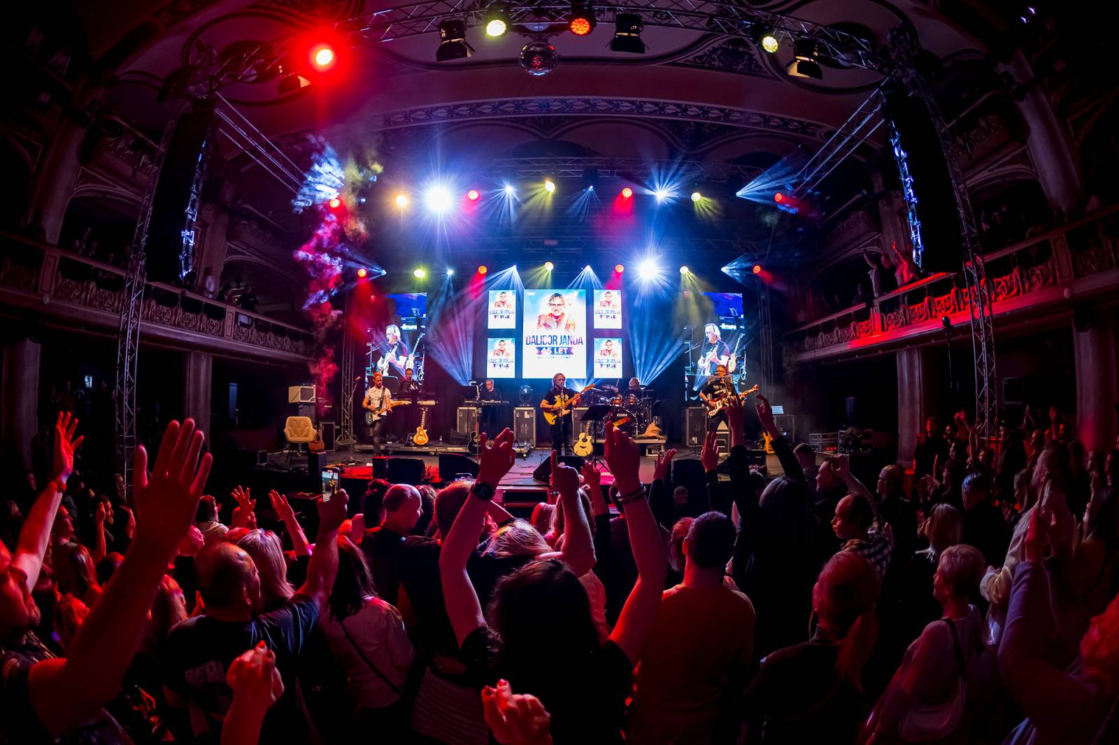 Dalibor Janda oslavil 45 let na scéně, Lucernu rozezpíval svými hity