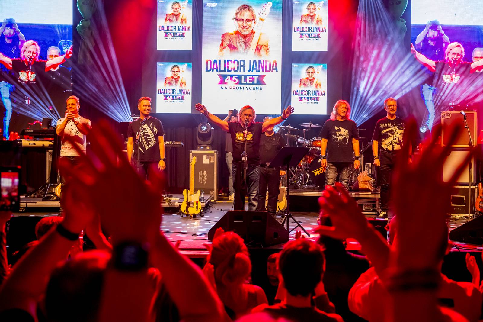 Dalibor Janda oslavil 45 let na scéně, Lucernu rozezpíval svými hity