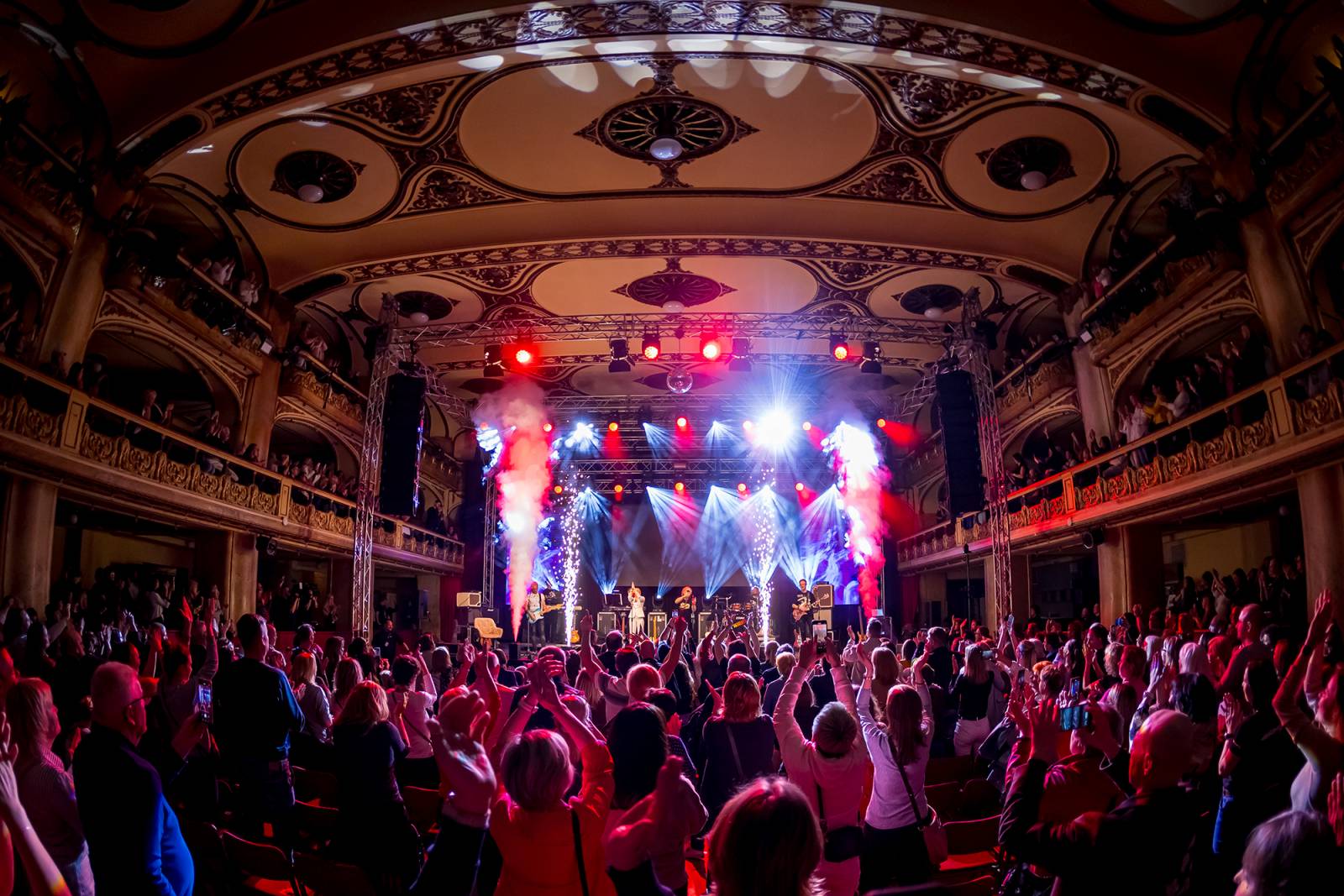 Dalibor Janda oslavil 45 let na scéně, Lucernu rozezpíval svými hity