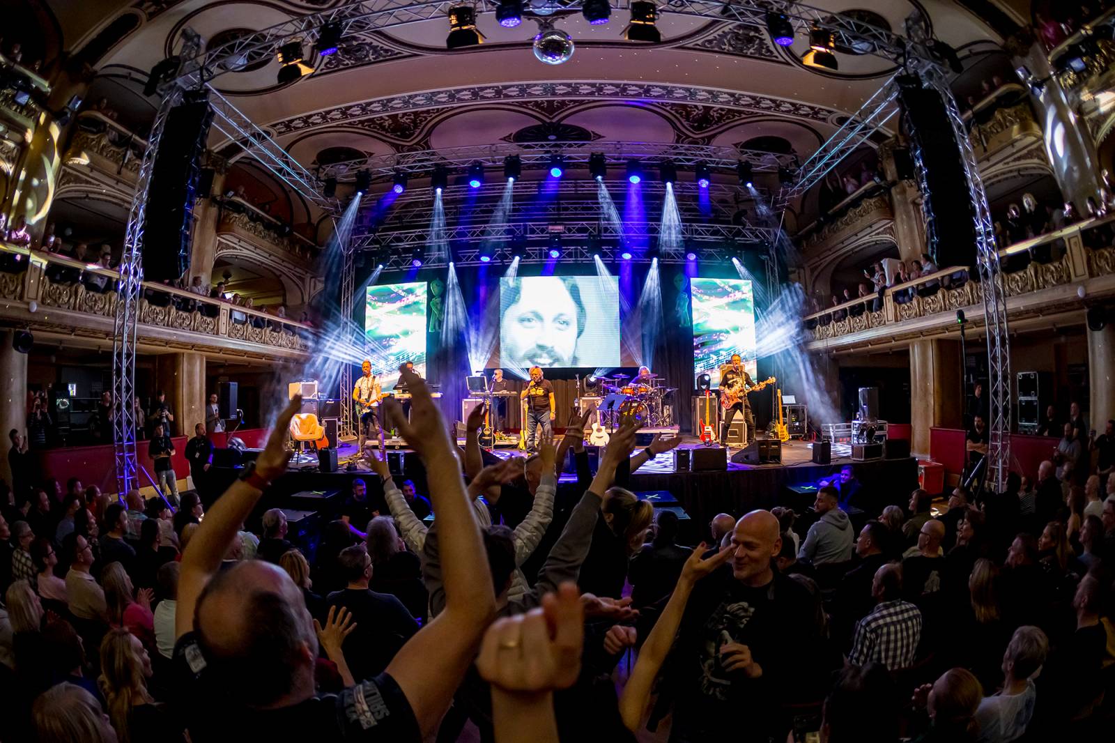 Dalibor Janda oslavil 45 let na scéně, Lucernu rozezpíval svými hity