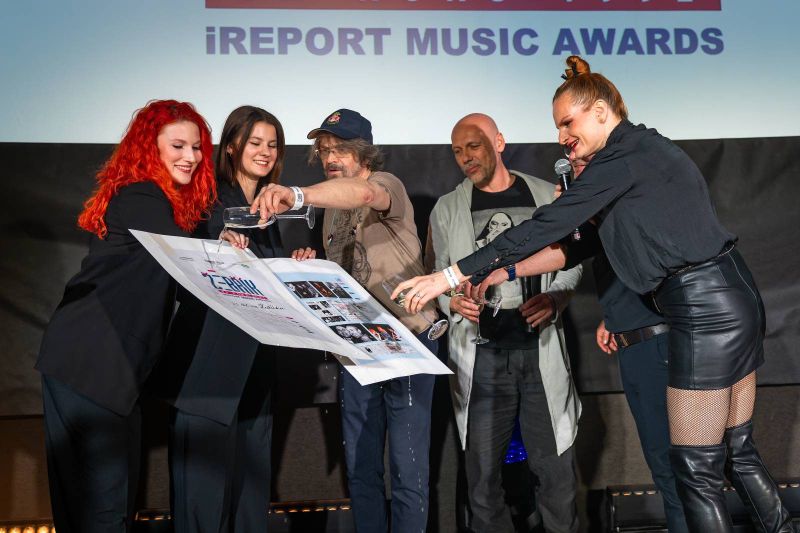 Žebřík ozdobili exkluzivním koncertem Kamil Střihavka s Bárou Basikovou, Danem Bártou a Michalem Pavlíčkem