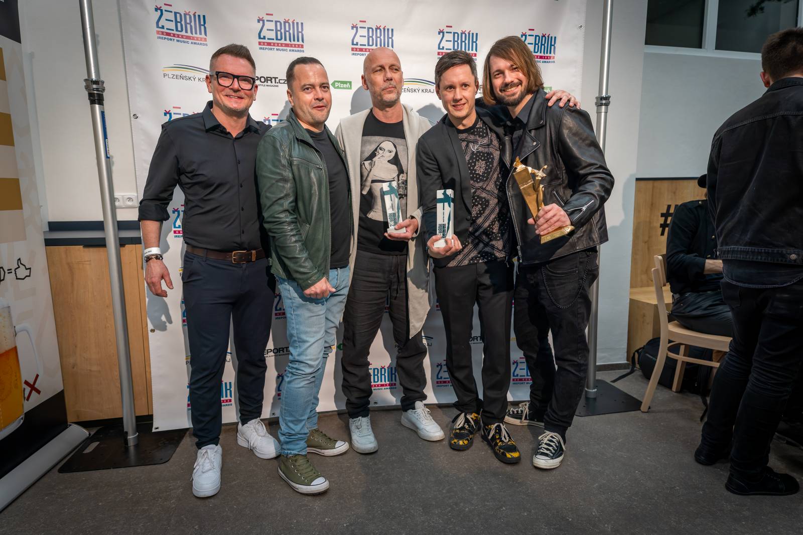 Žebřík ozdobili exkluzivním koncertem Kamil Střihavka s Bárou Basikovou, Danem Bártou a Michalem Pavlíčkem