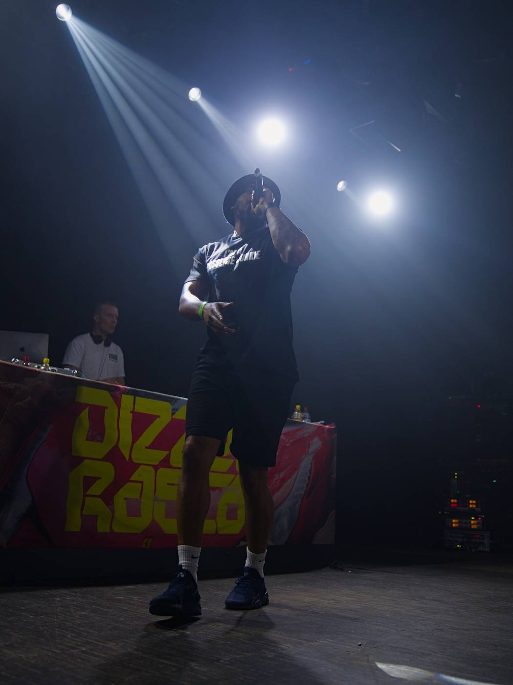 Průkopník ostrovního hip-hopu Dizzee Rascal zahrál v Praze, večer zahájil DJ C. Monts