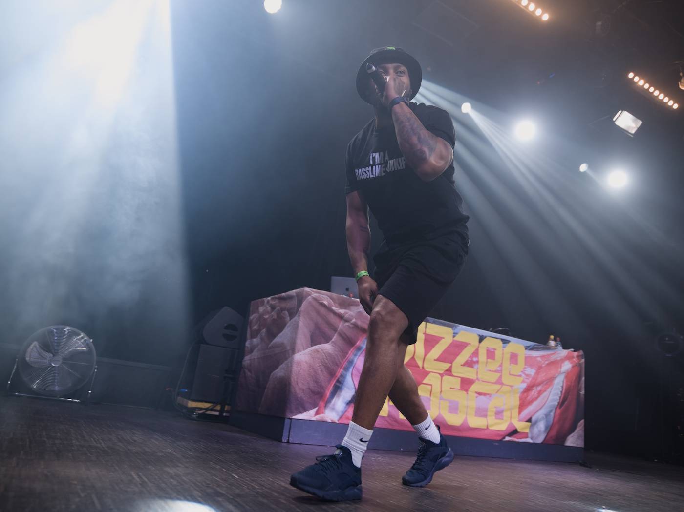 Průkopník ostrovního hip-hopu Dizzee Rascal zahrál v Praze, večer zahájil DJ C. Monts