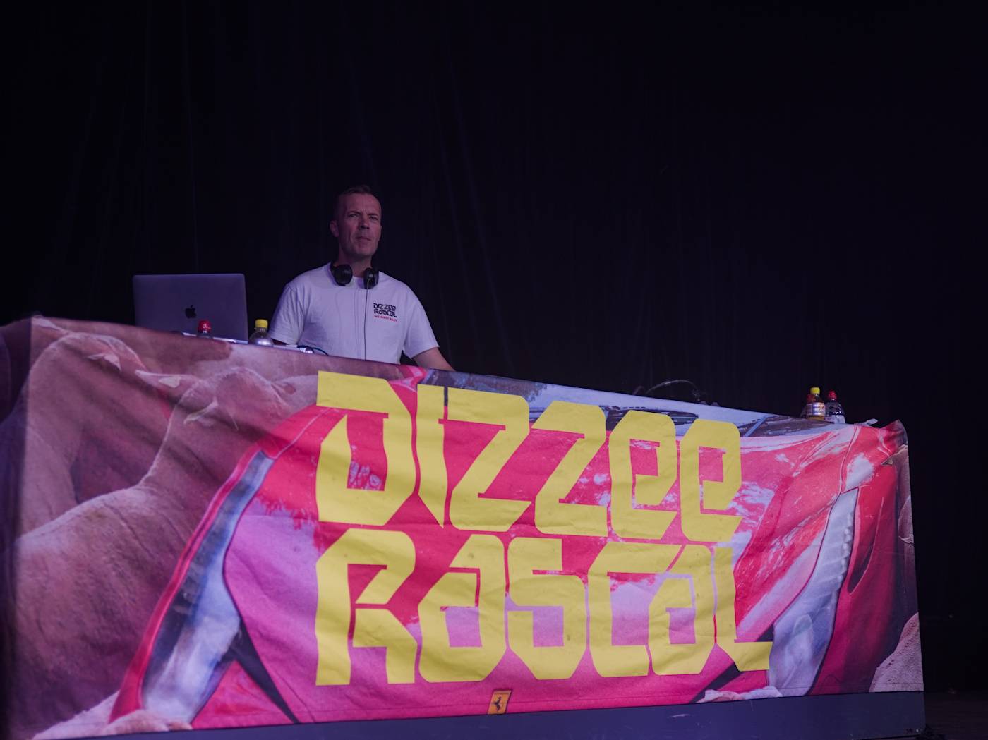 Průkopník ostrovního hip-hopu Dizzee Rascal zahrál v Praze, večer zahájil DJ C. Monts