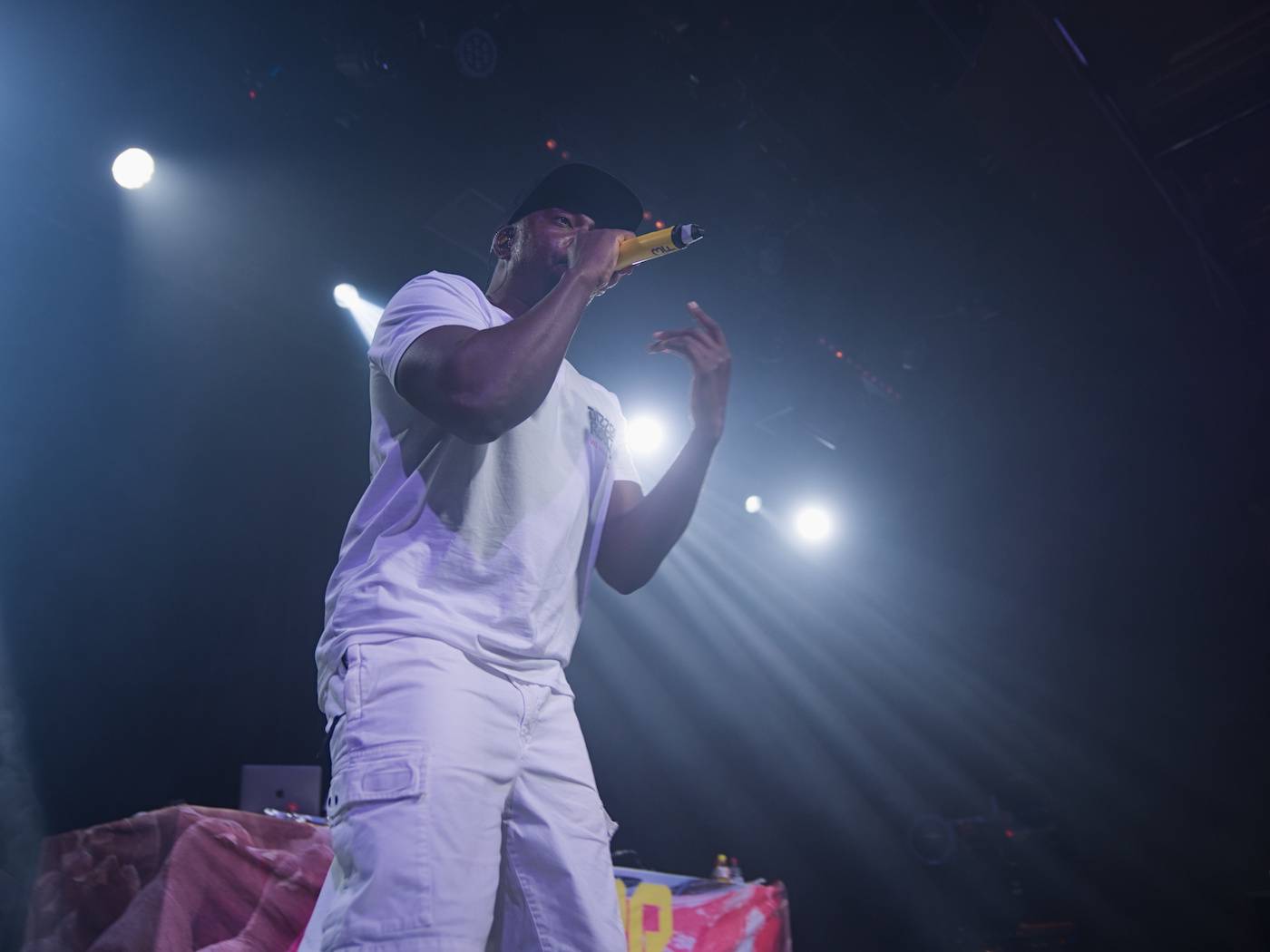 Průkopník ostrovního hip-hopu Dizzee Rascal zahrál v Praze, večer zahájil DJ C. Monts