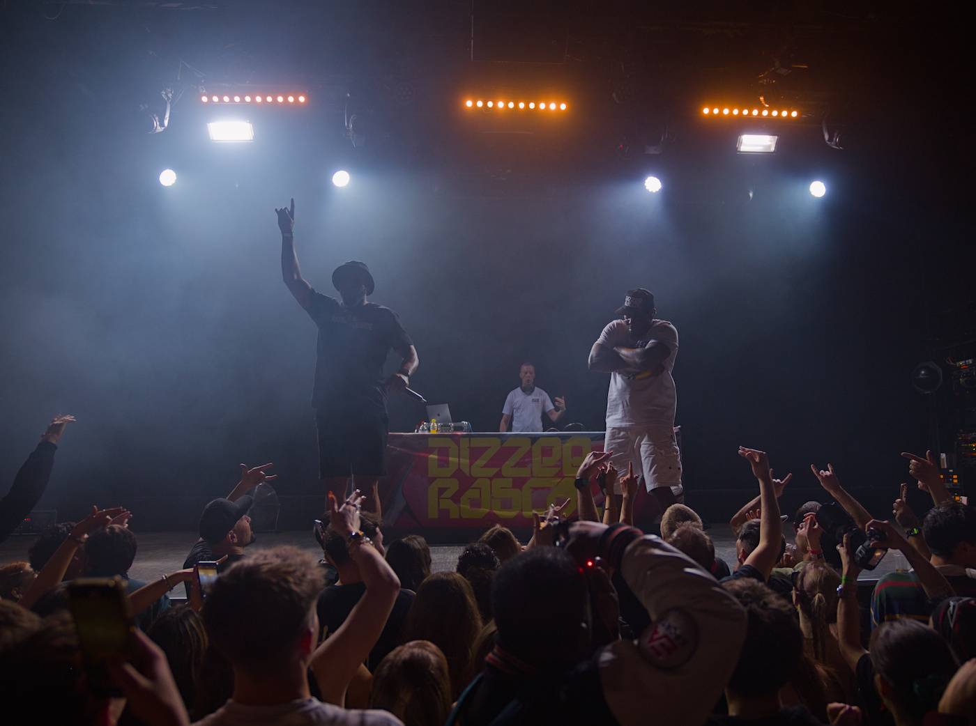 Průkopník ostrovního hip-hopu Dizzee Rascal zahrál v Praze, večer zahájil DJ C. Monts