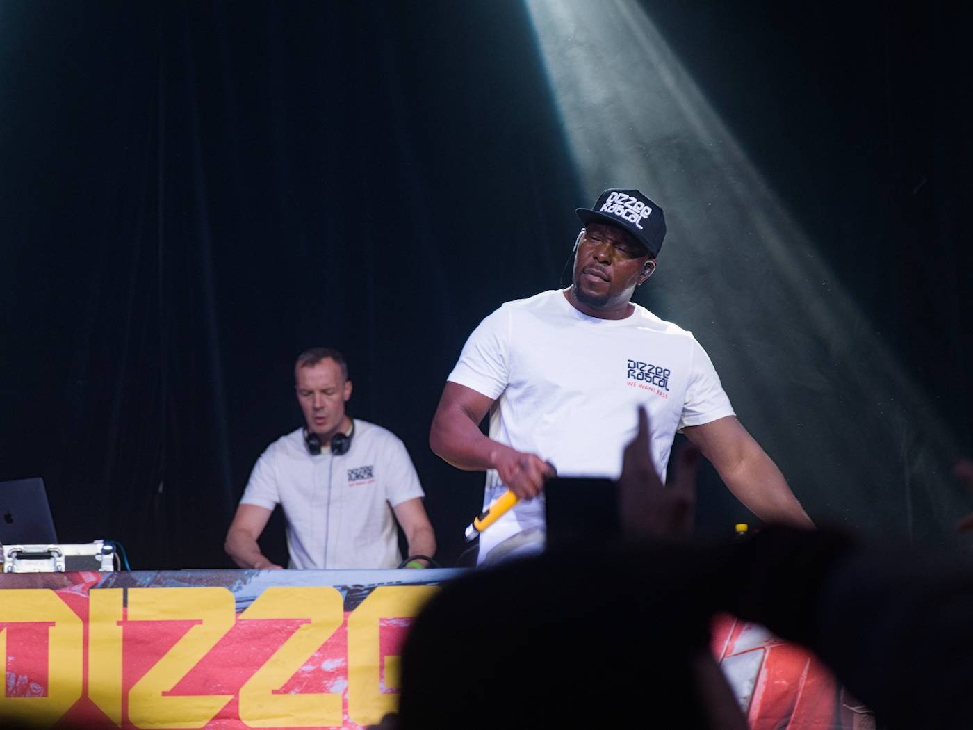 Průkopník ostrovního hip-hopu Dizzee Rascal zahrál v Praze, večer zahájil DJ C. Monts