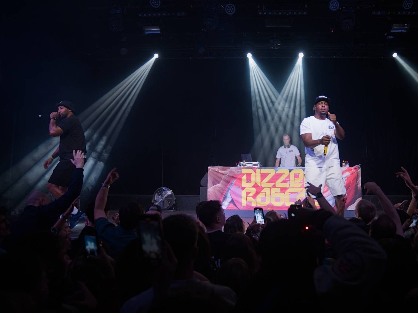 Průkopník ostrovního hip-hopu Dizzee Rascal zahrál v Praze, večer zahájil DJ C. Monts