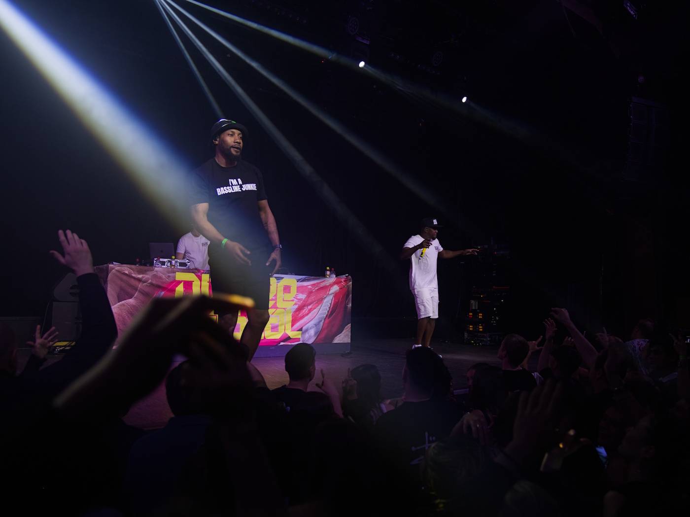 Průkopník ostrovního hip-hopu Dizzee Rascal zahrál v Praze, večer zahájil DJ C. Monts