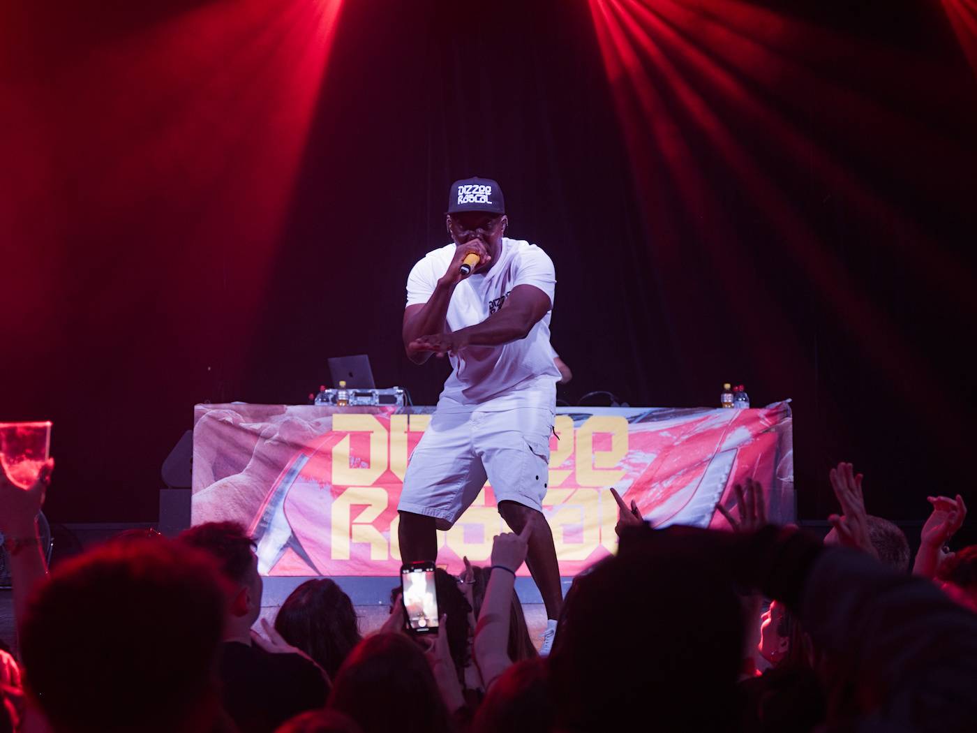 Průkopník ostrovního hip-hopu Dizzee Rascal zahrál v Praze, večer zahájil DJ C. Monts