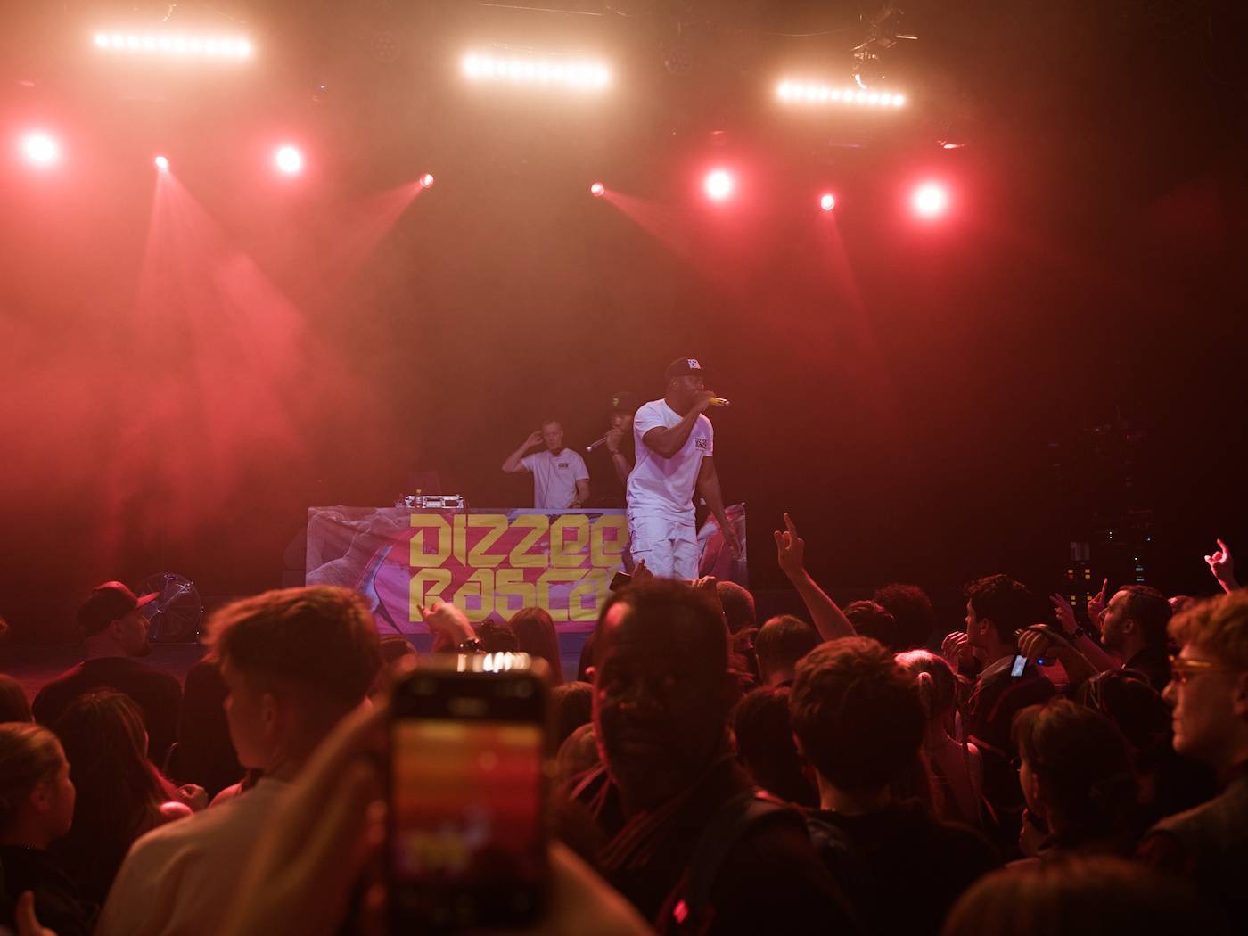 Průkopník ostrovního hip-hopu Dizzee Rascal zahrál v Praze, večer zahájil DJ C. Monts