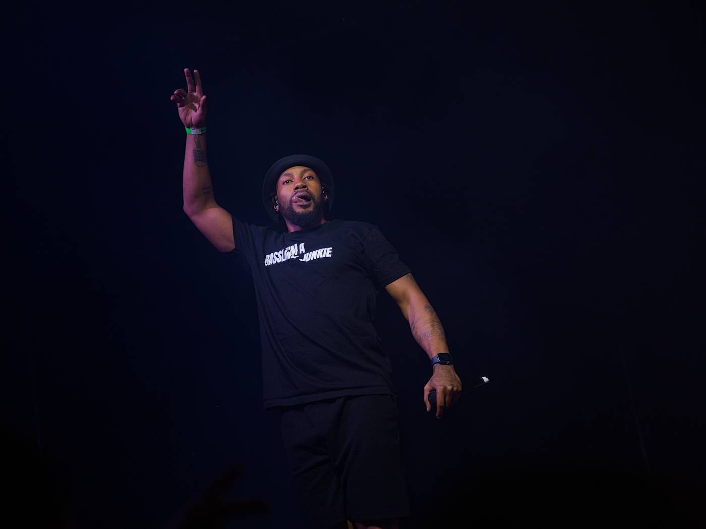 Průkopník ostrovního hip-hopu Dizzee Rascal zahrál v Praze, večer zahájil DJ C. Monts