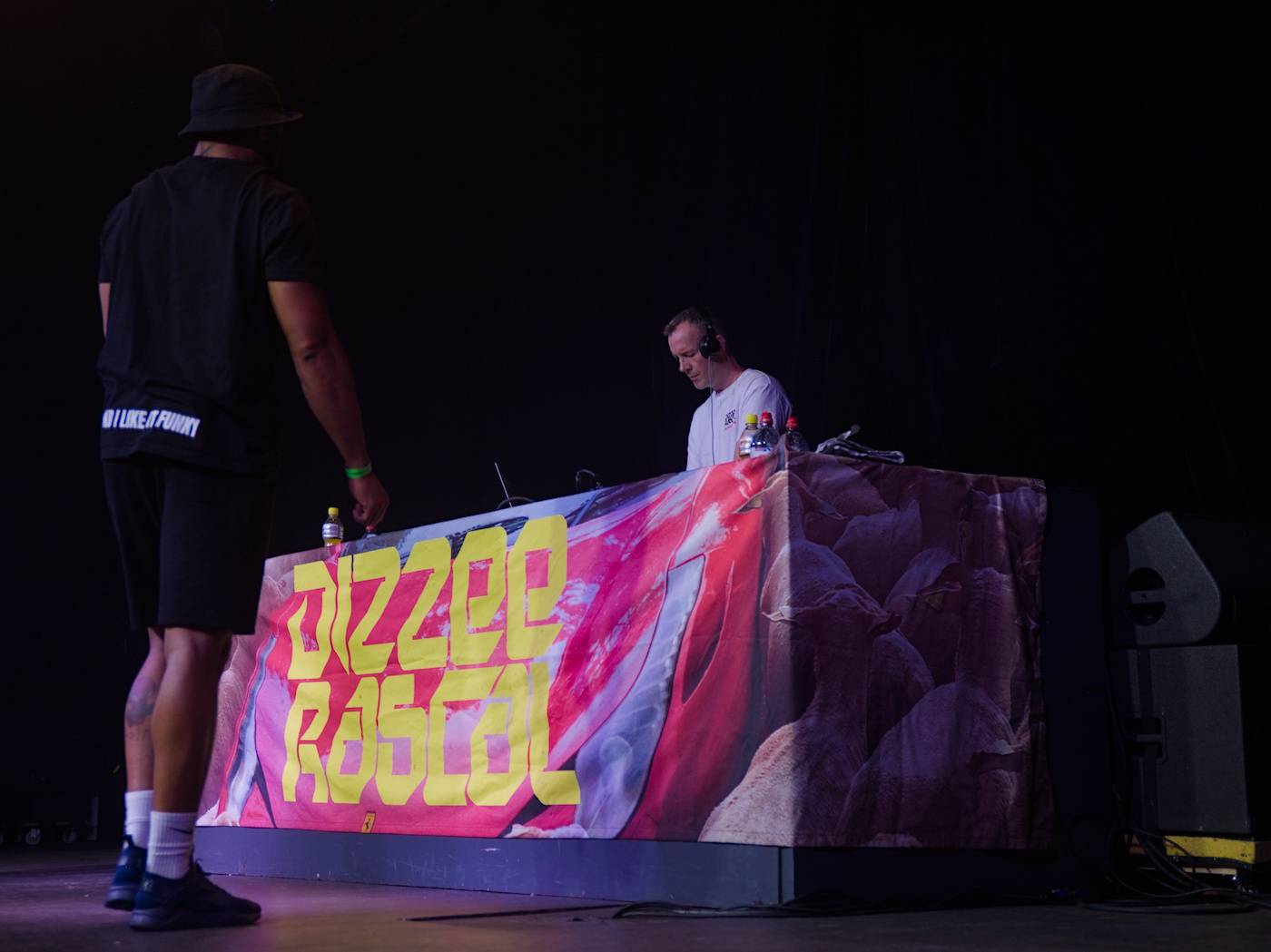 Průkopník ostrovního hip-hopu Dizzee Rascal zahrál v Praze, večer zahájil DJ C. Monts