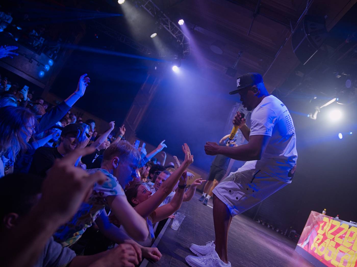 Průkopník ostrovního hip-hopu Dizzee Rascal zahrál v Praze, večer zahájil DJ C. Monts