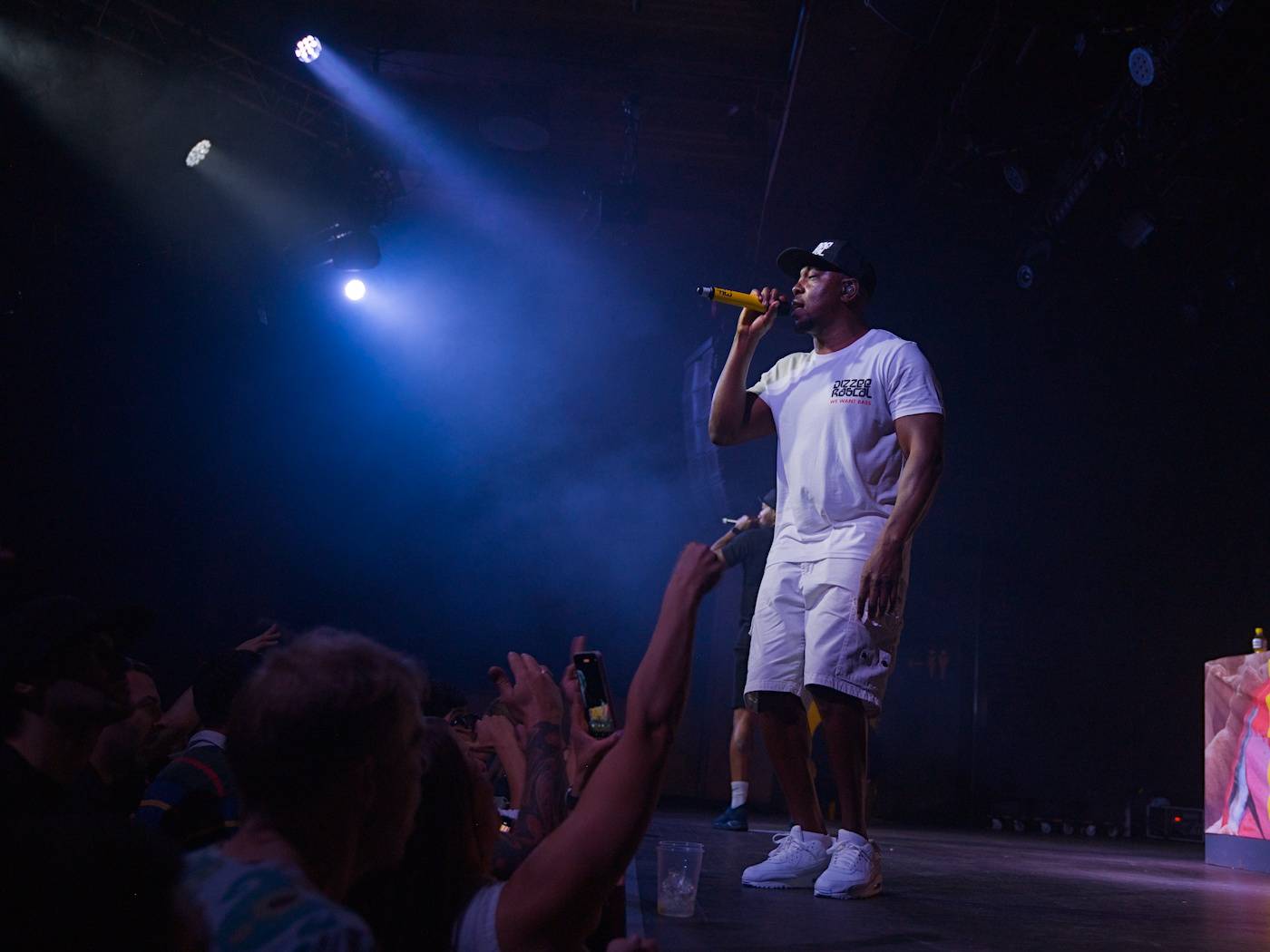 Průkopník ostrovního hip-hopu Dizzee Rascal zahrál v Praze, večer zahájil DJ C. Monts