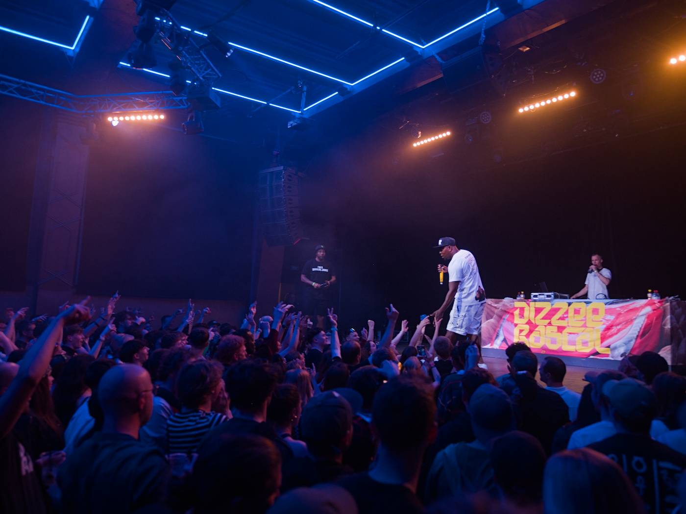 Průkopník ostrovního hip-hopu Dizzee Rascal zahrál v Praze, večer zahájil DJ C. Monts