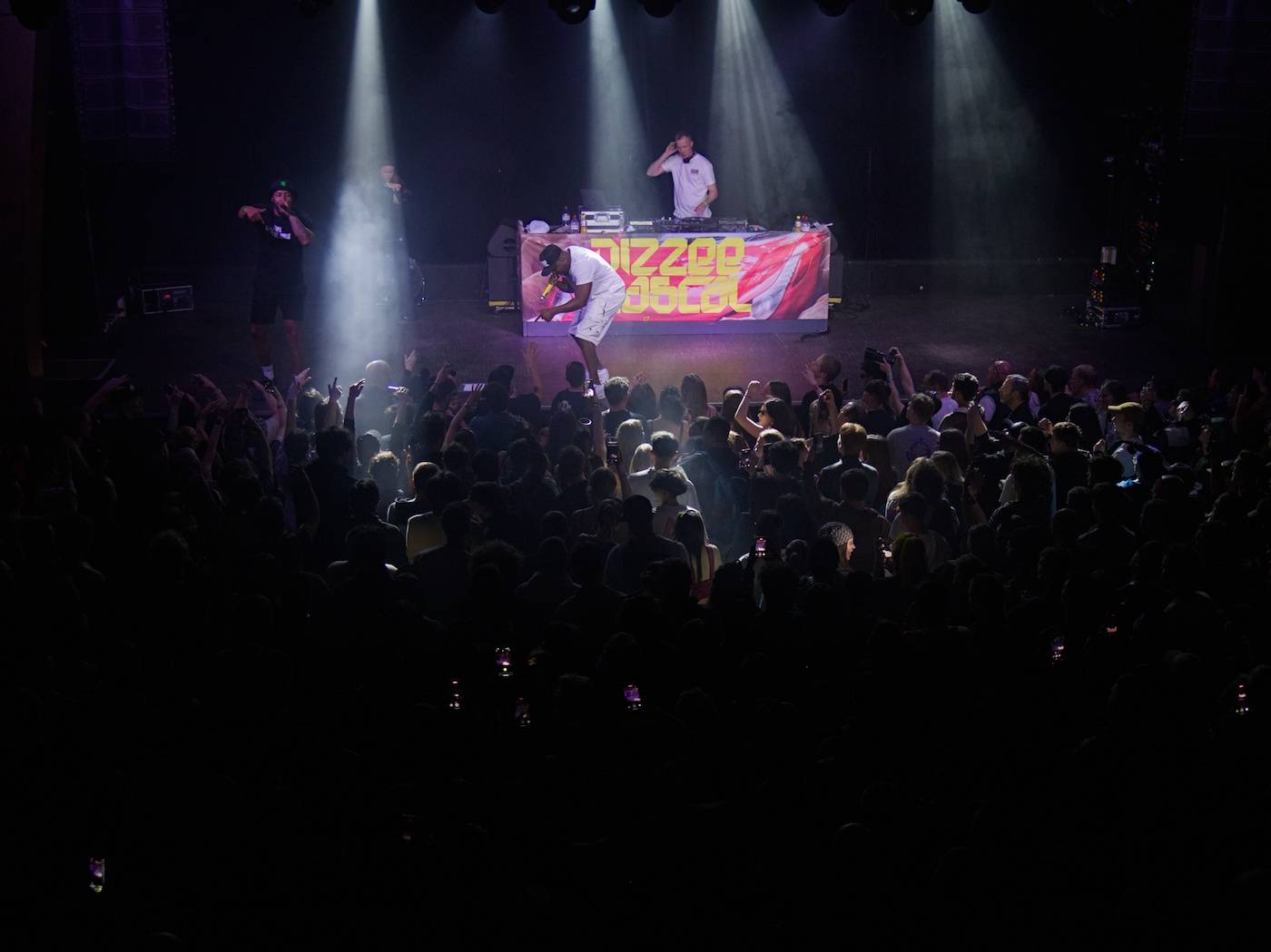 Průkopník ostrovního hip-hopu Dizzee Rascal zahrál v Praze, večer zahájil DJ C. Monts