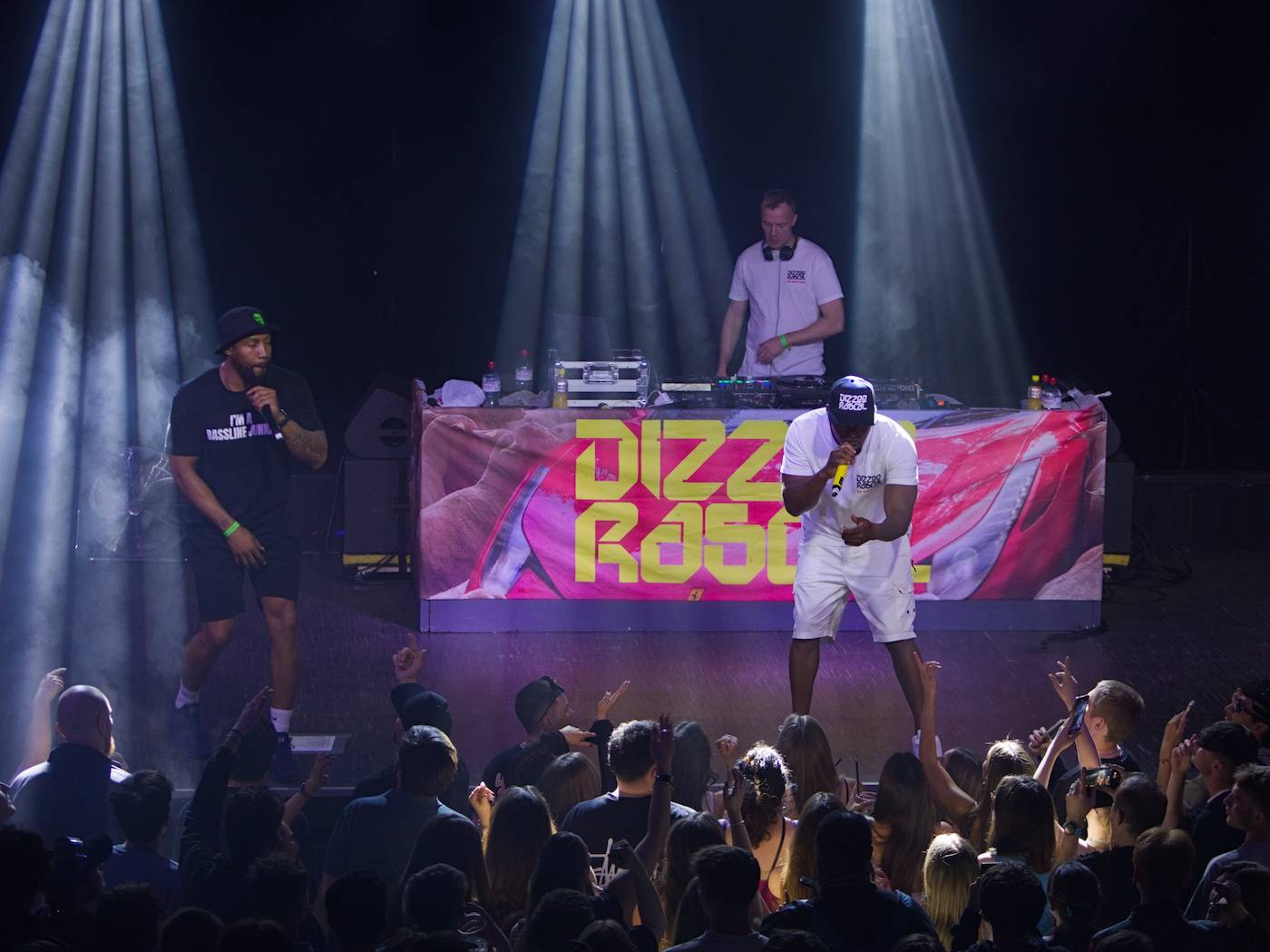 Průkopník ostrovního hip-hopu Dizzee Rascal zahrál v Praze, večer zahájil DJ C. Monts