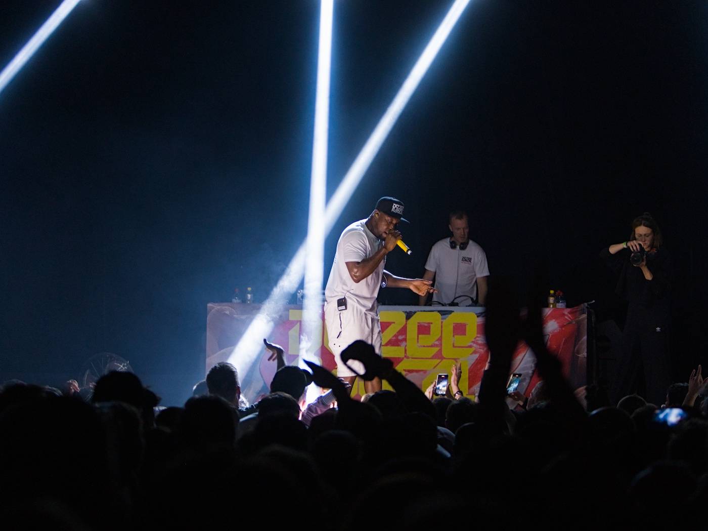 Průkopník ostrovního hip-hopu Dizzee Rascal zahrál v Praze, večer zahájil DJ C. Monts