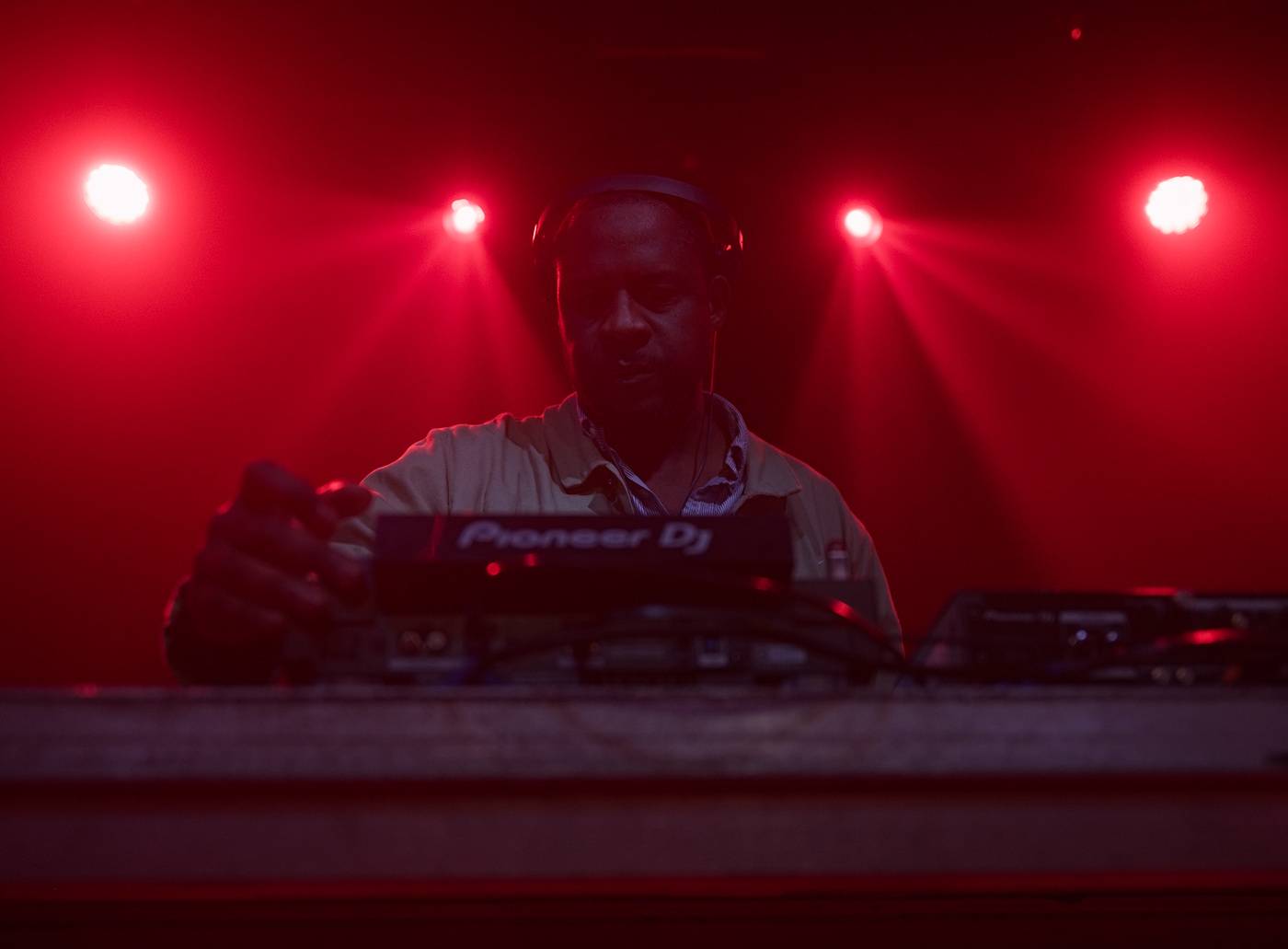 Průkopník ostrovního hip-hopu Dizzee Rascal zahrál v Praze, večer zahájil DJ C. Monts